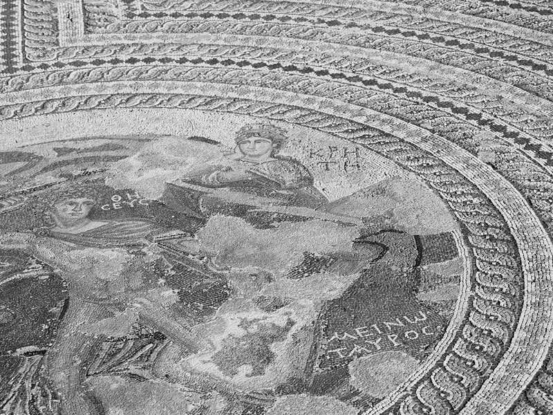 restauro di un antico mosaico