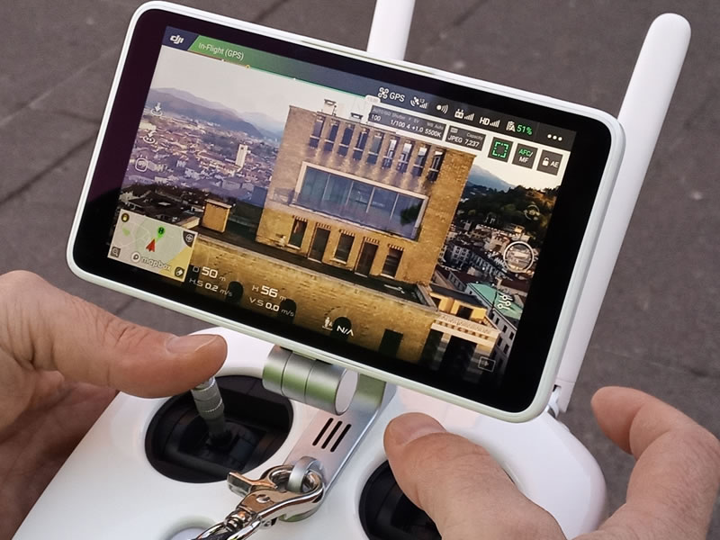 pilotaggio drone, smartphone e telecomando