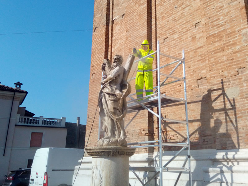 restauro di statue e sculture operaio a lavoro